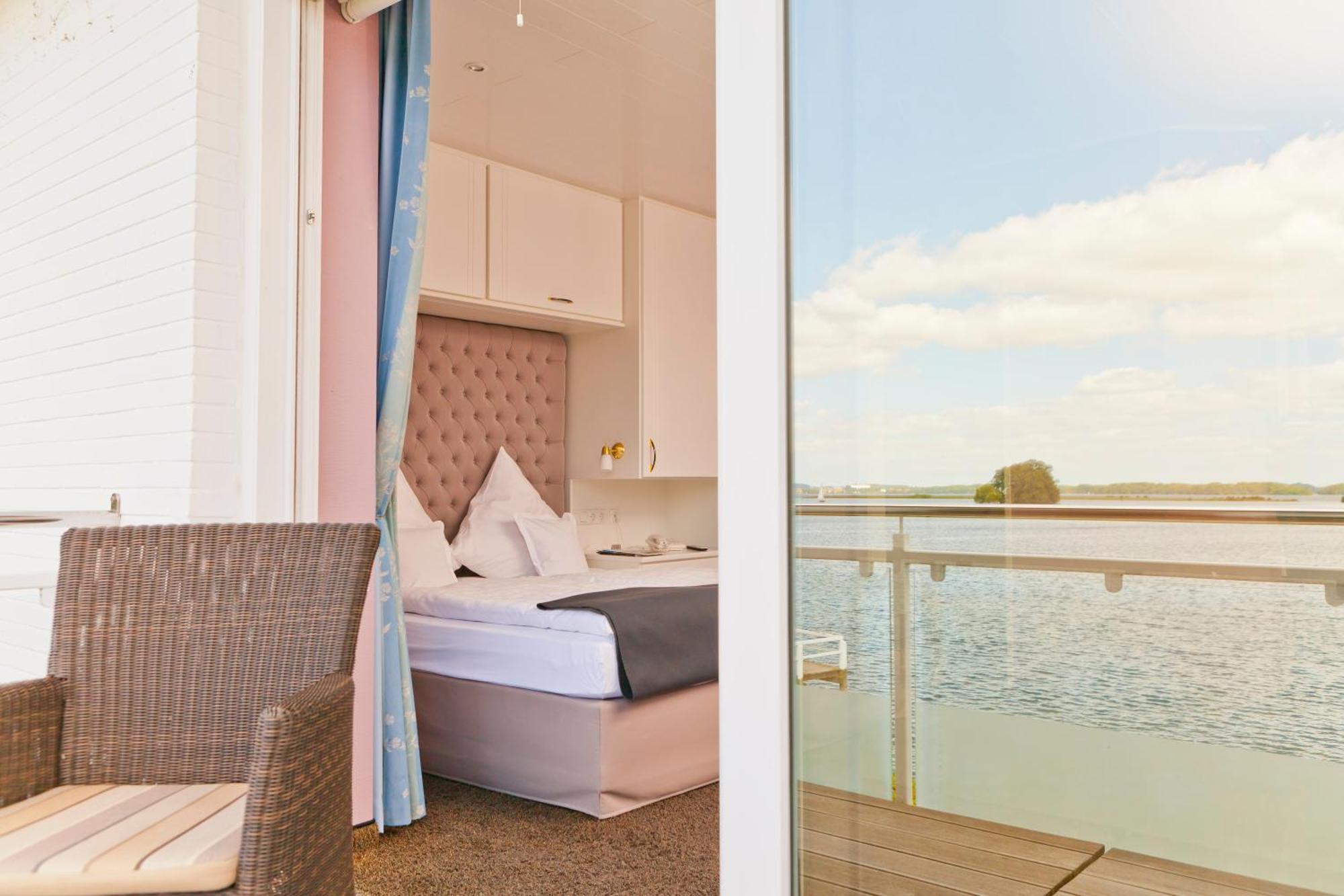 Strauers Hotel Am See Bosau エクステリア 写真
