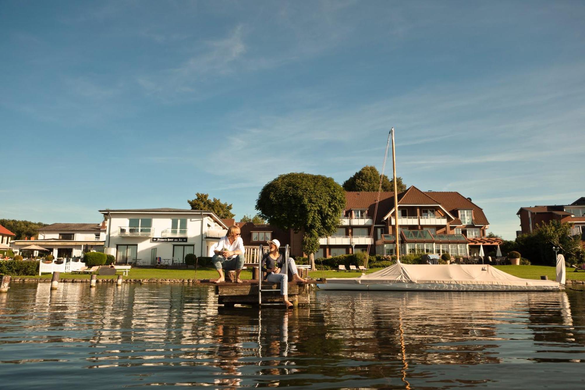Strauers Hotel Am See Bosau エクステリア 写真