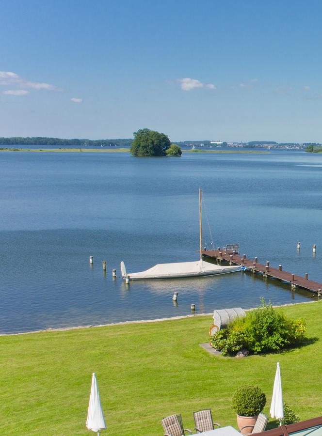 Strauers Hotel Am See Bosau エクステリア 写真